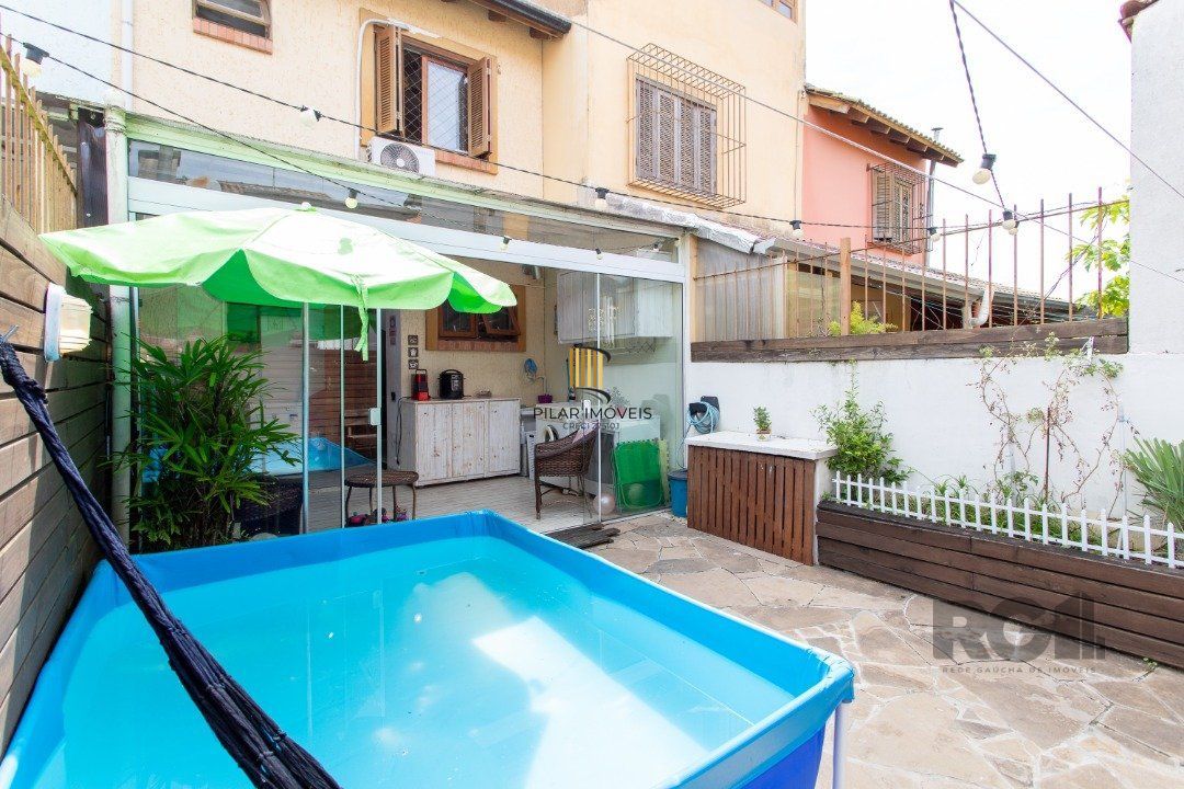A casa possui 78m² de área construída, com um adicional de 20m²