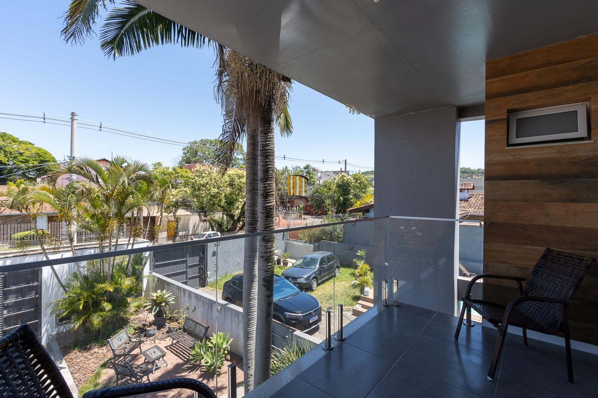 Excelente casa de 3 dormitórios, 3 suítes e 2 vagas no bairro Cavalhada.