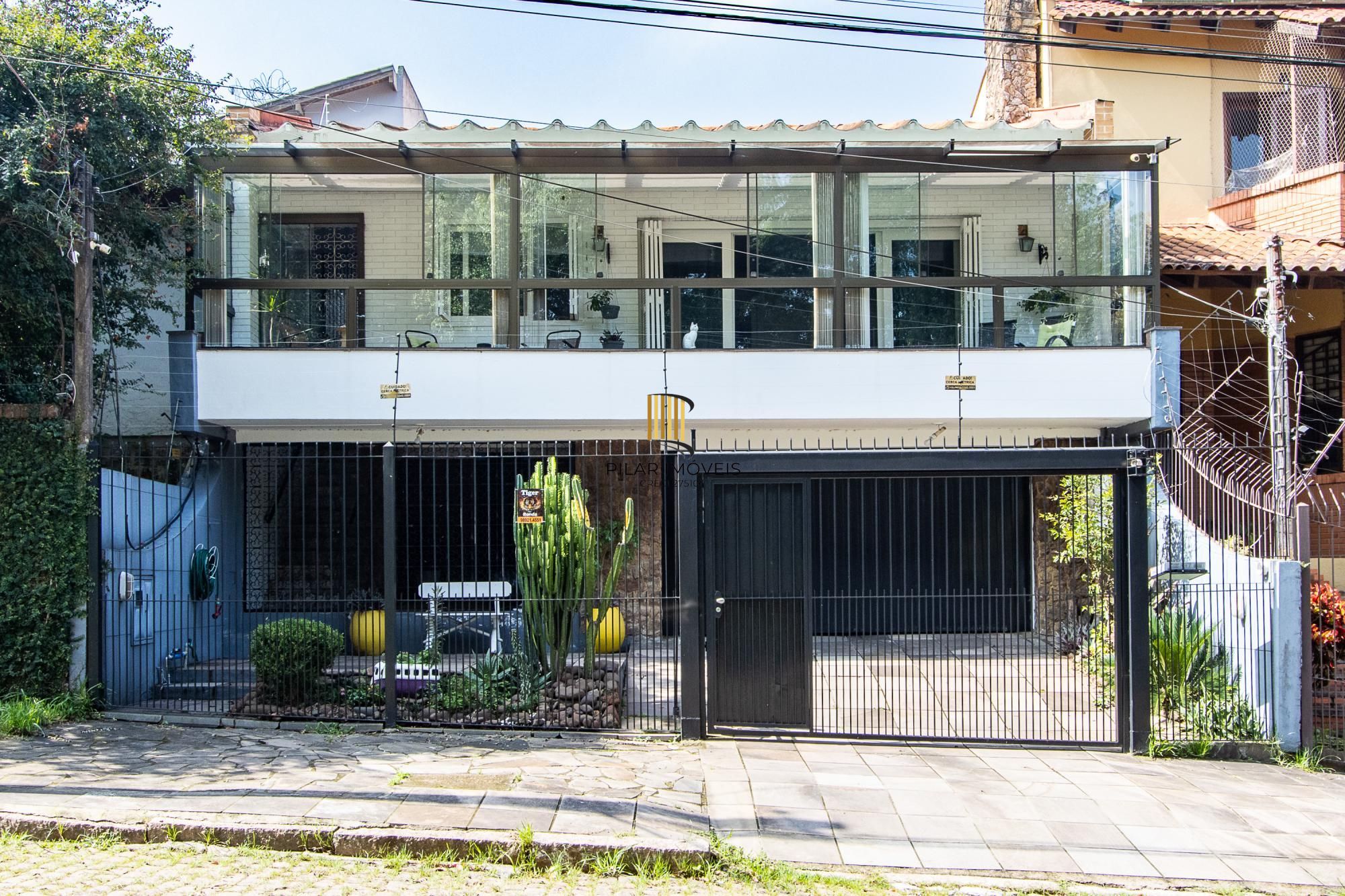Linda casa totalmente reformada, 3 quartos (1 suite), 2 vagas cobertas - Bairro Nonoai