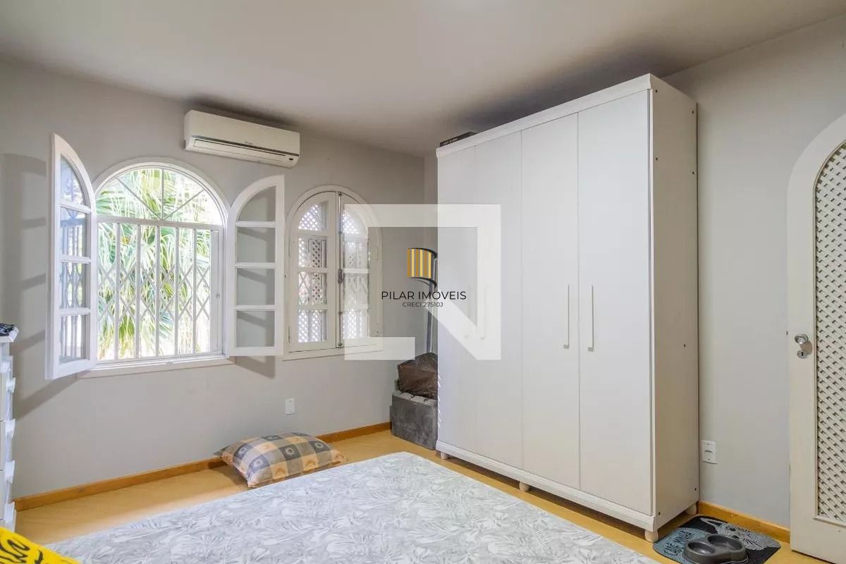 Casa á venda com 3 dormitórios no bairro Ipanema em Porto Alegre