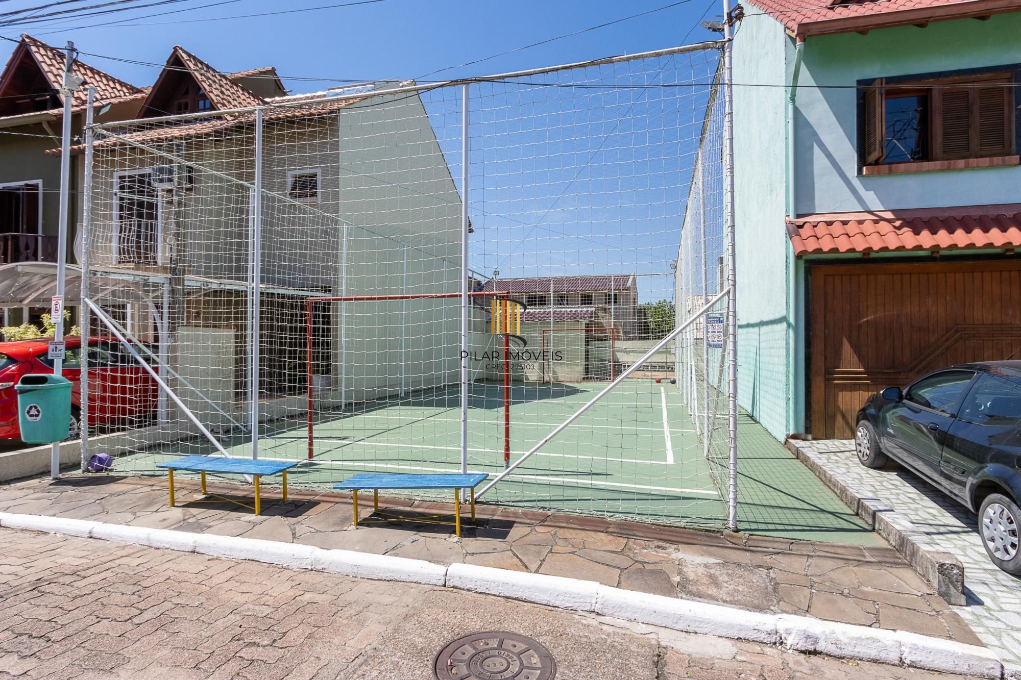 Casa de condomínio, de 3 dormitórios, 1 suíte e 2 vagas de garagem.