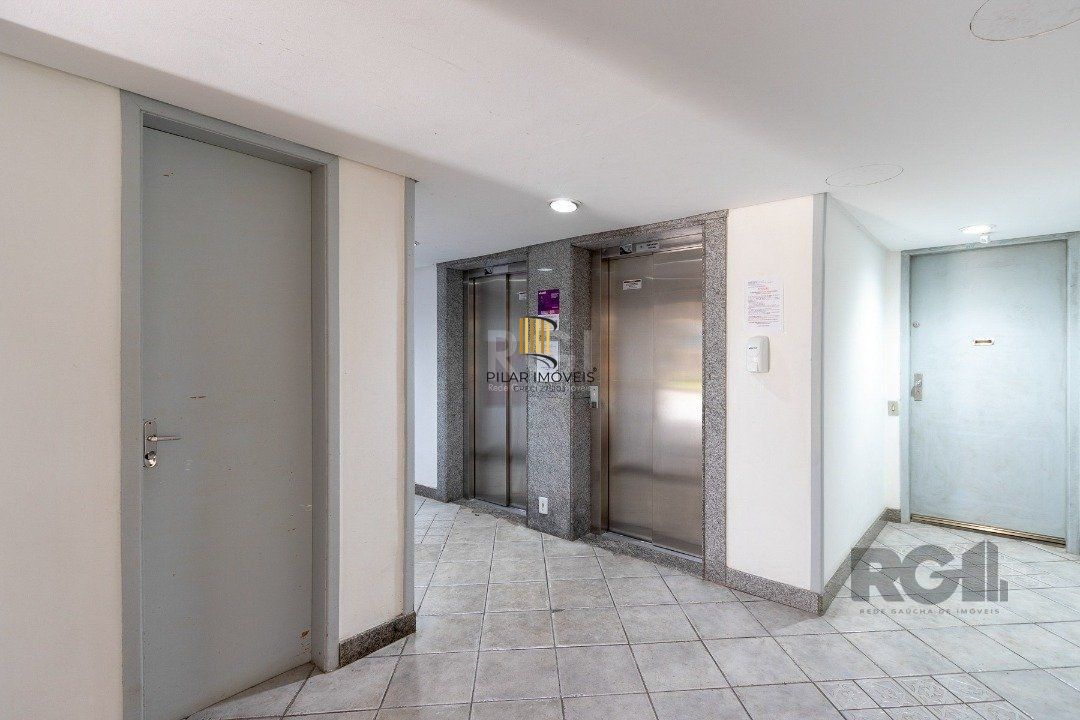 Apartamento de 02 dormitórios com móveis e roupeiros planejados