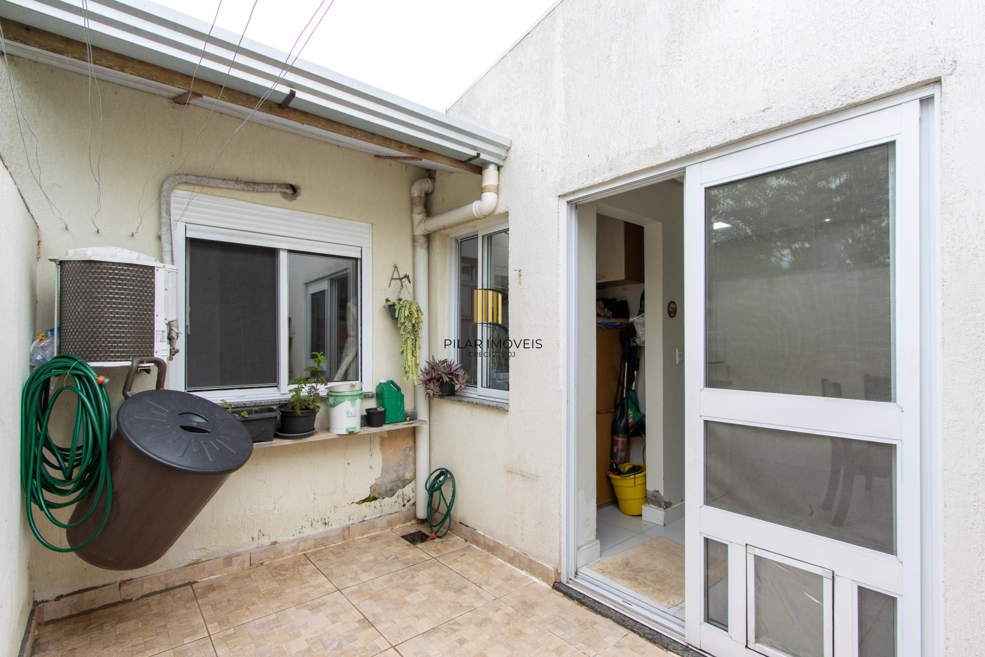 Casa terrea de 2 dormitórios, em excelente localização, amplo pátio e local tranquilo.