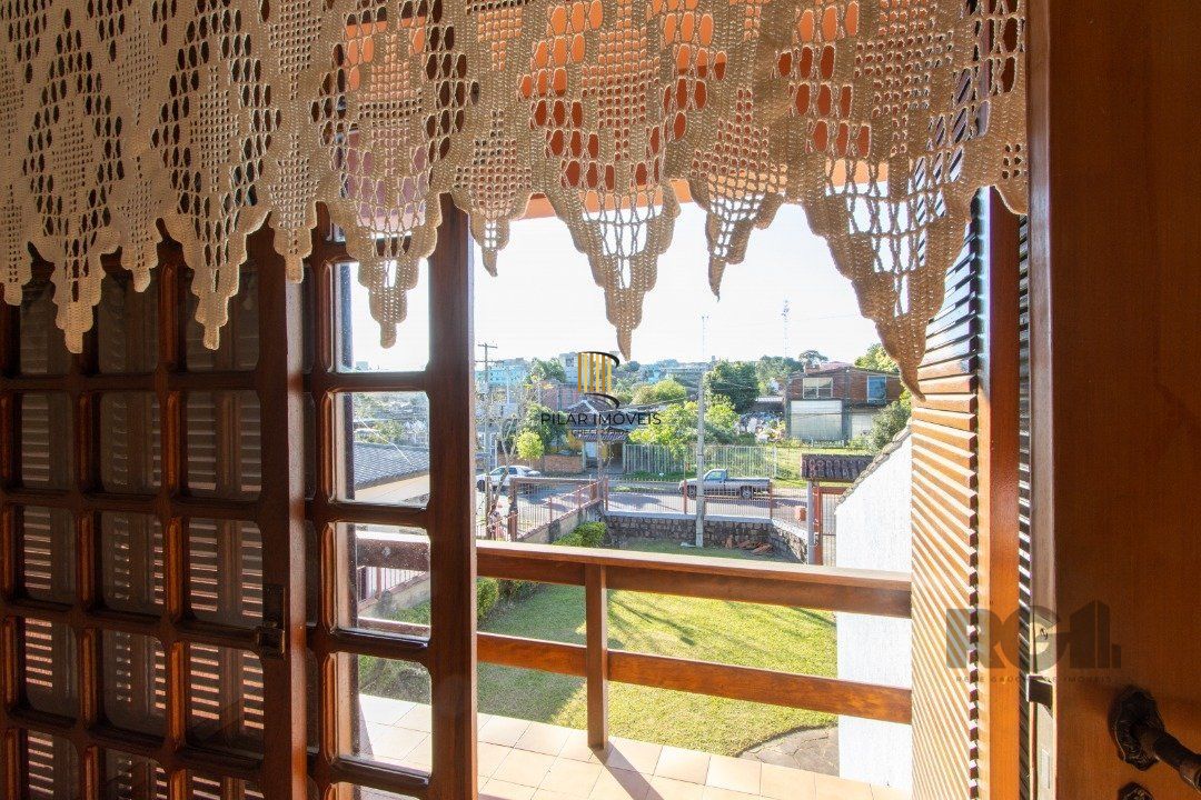 Casa para Venda - 300m², 3 dormitórios, sendo 1 suites, 4 vagas - Tristeza