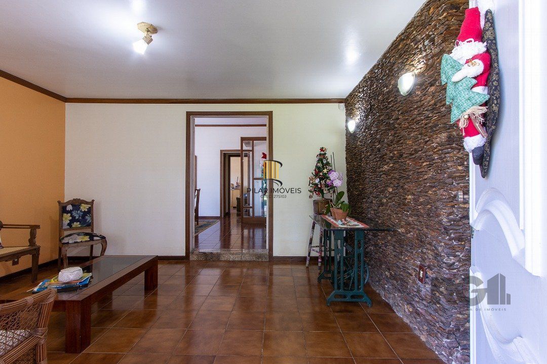 Casa com 4 quartos, suíte, churrasqueira, lareira, garagem coberta e lindo jardim.