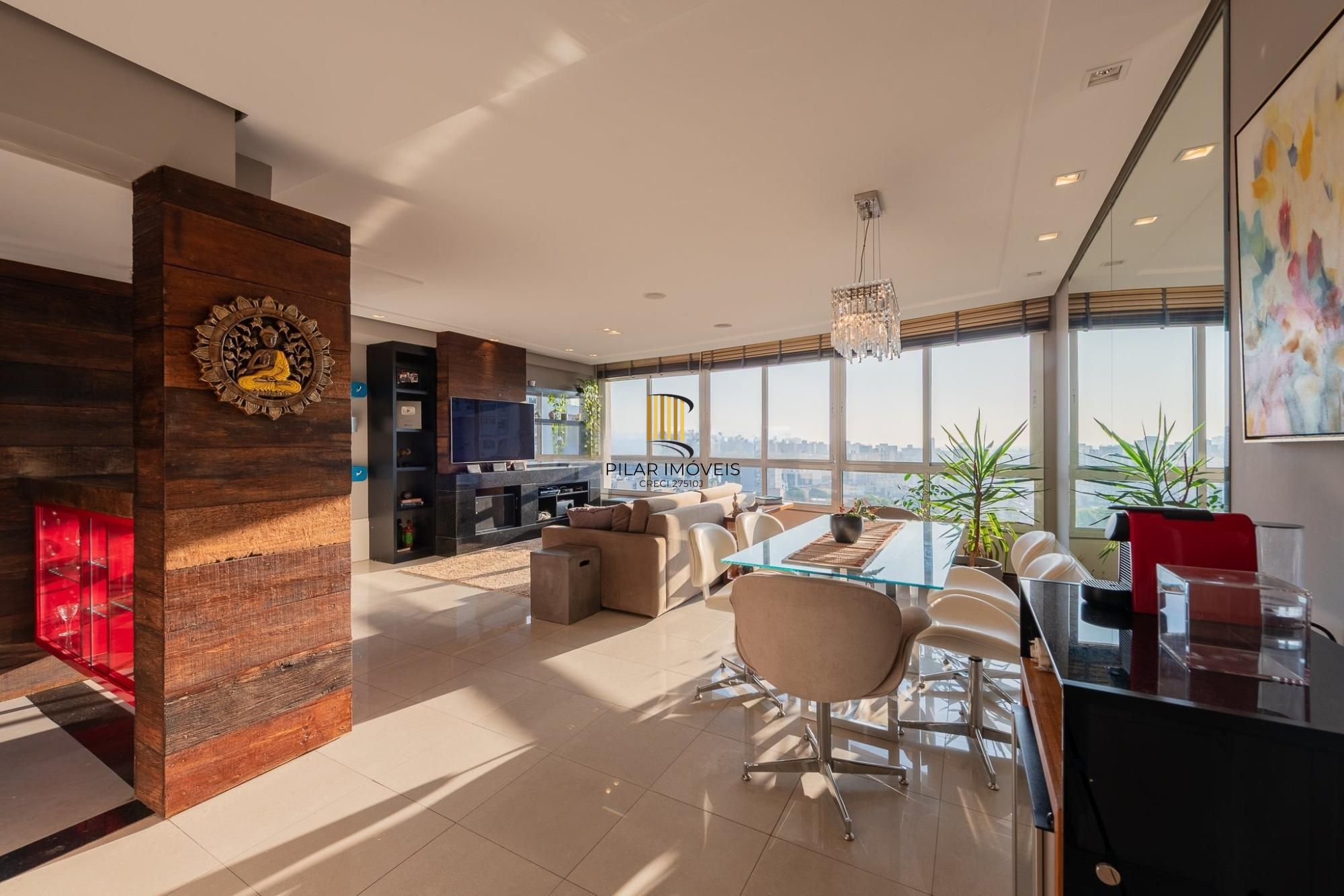 Apartamento amplo de 104m² com living iluminado, lareira e excelente localização - Pilar Imóveis