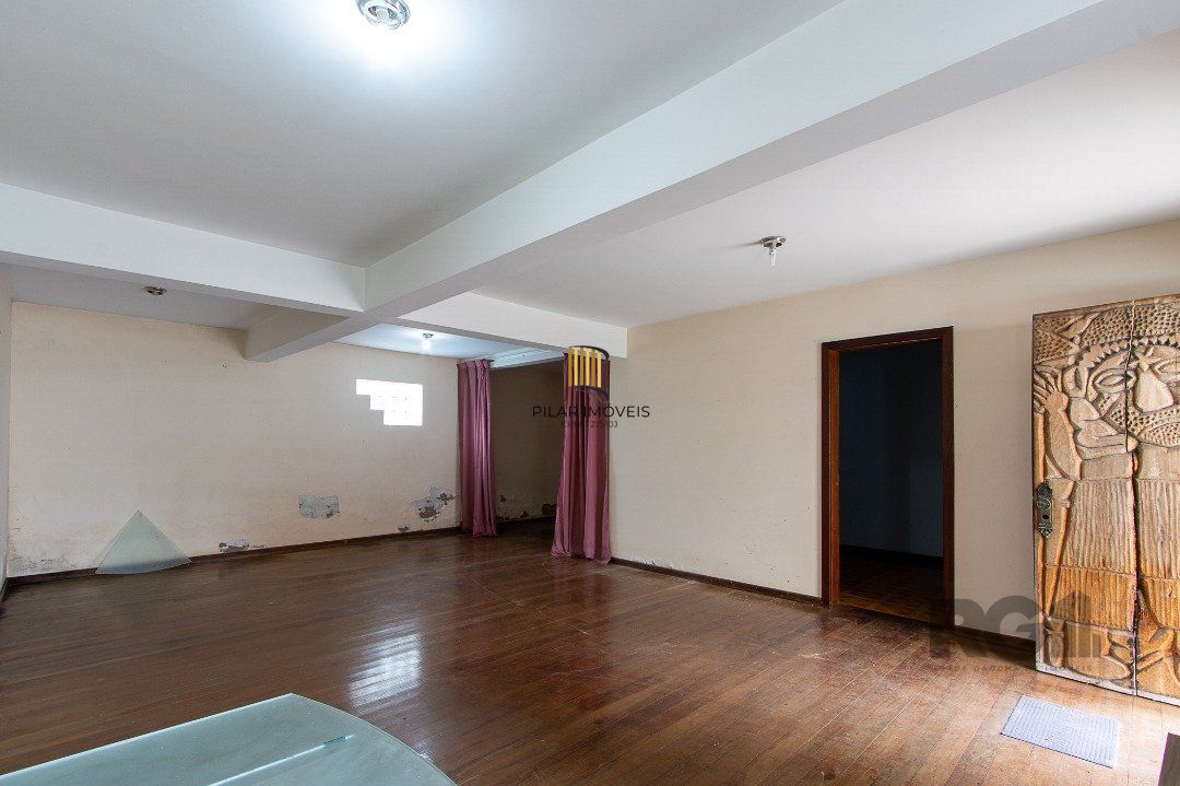 Casa 5 dormitórios no bairro Ipanema