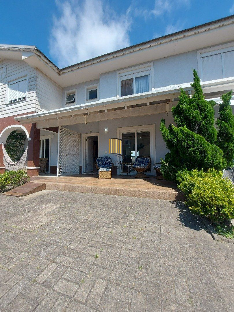 Casa em Condomínio Fechado com 3 quartos e 150m² privativos
