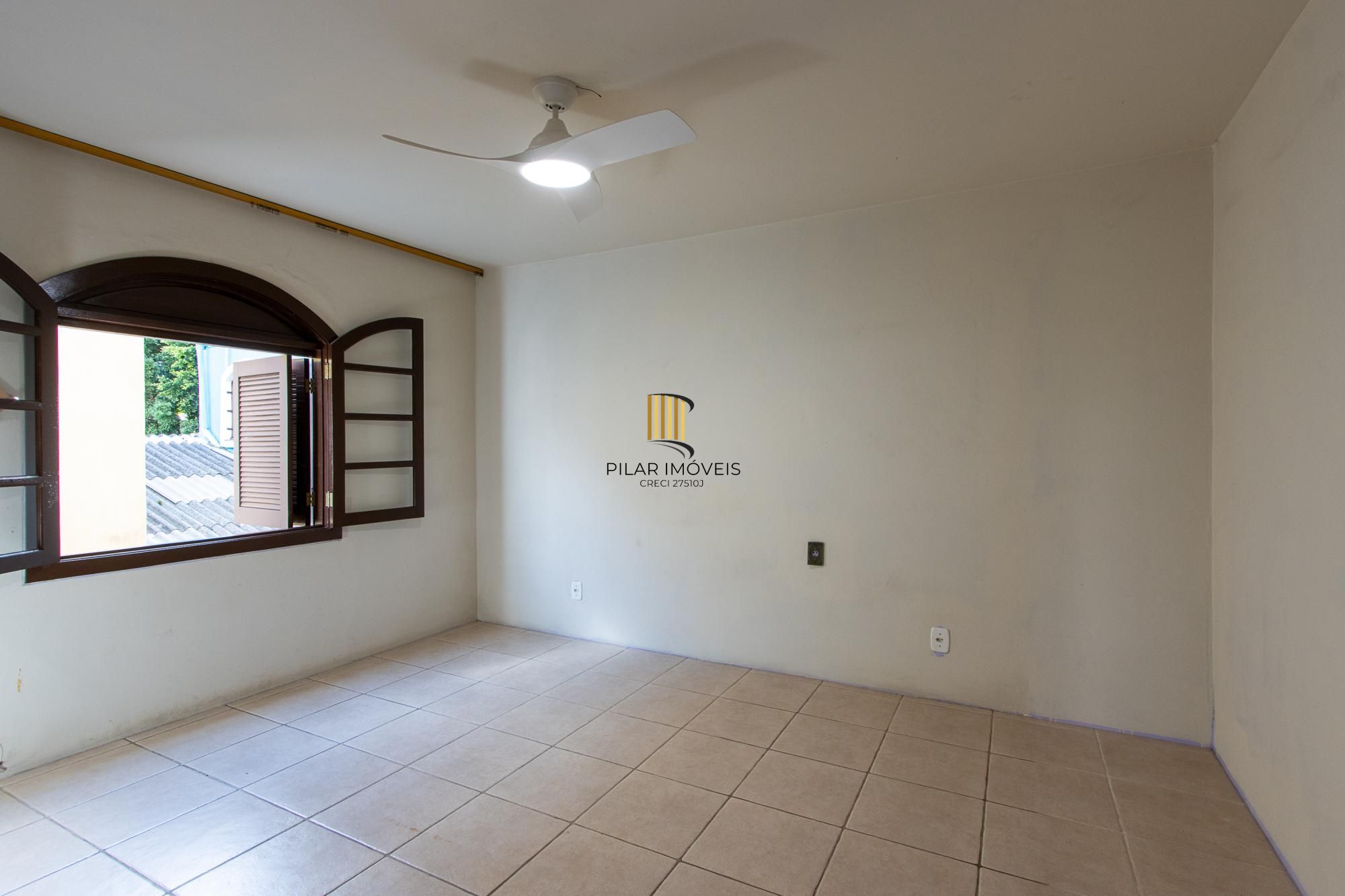 Casa de condomínio, 3 dormitórios, 1 suíte, 1 vaga coberta, no bairro Cristal.