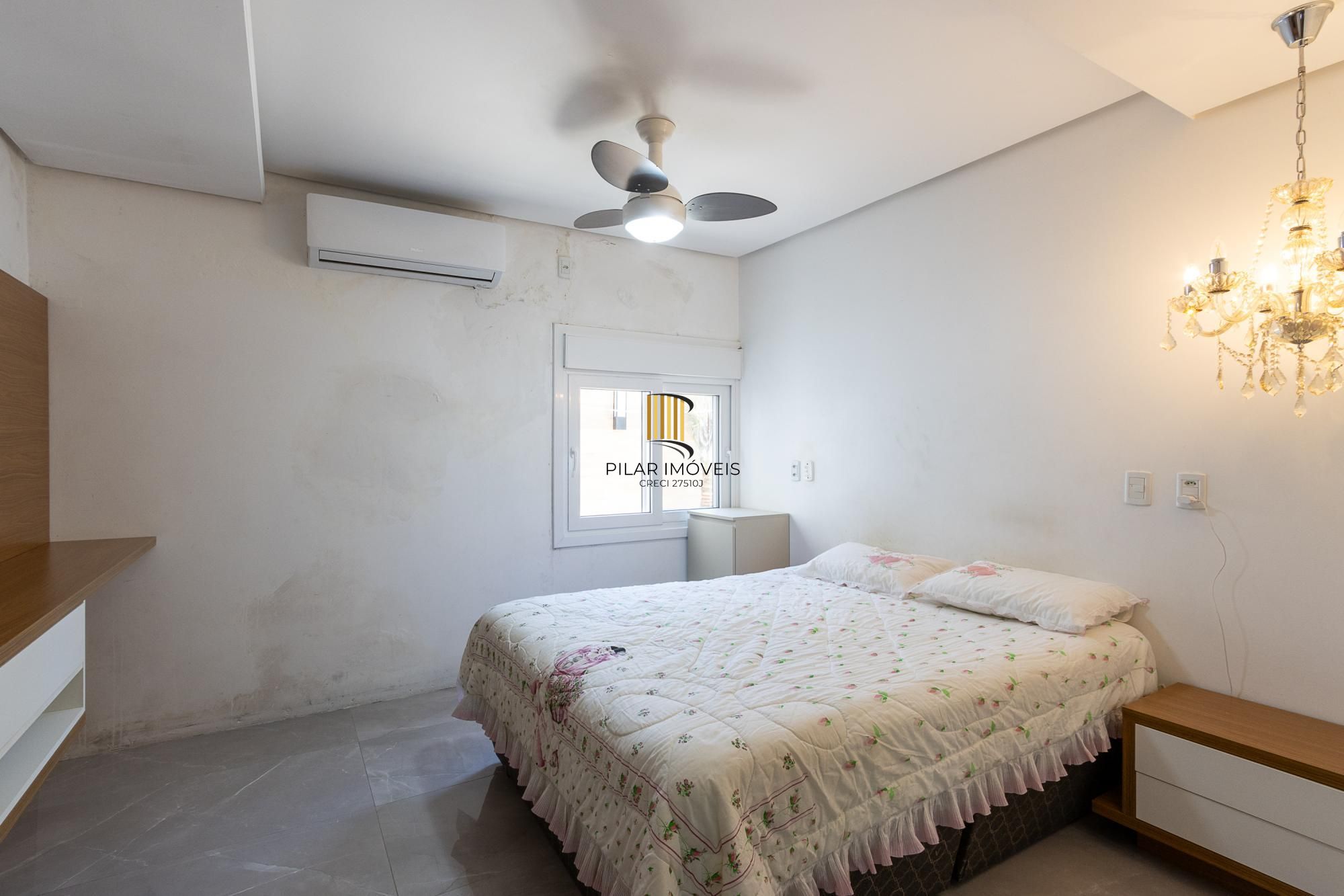 Excelente casa de 3 dormitórios, 3 suítes e 2 vagas no bairro Cavalhada.