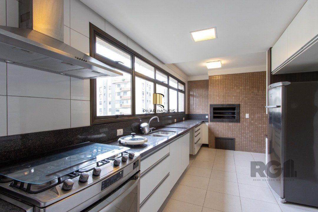 Apartamento na tristeza com três suítes e três vagas