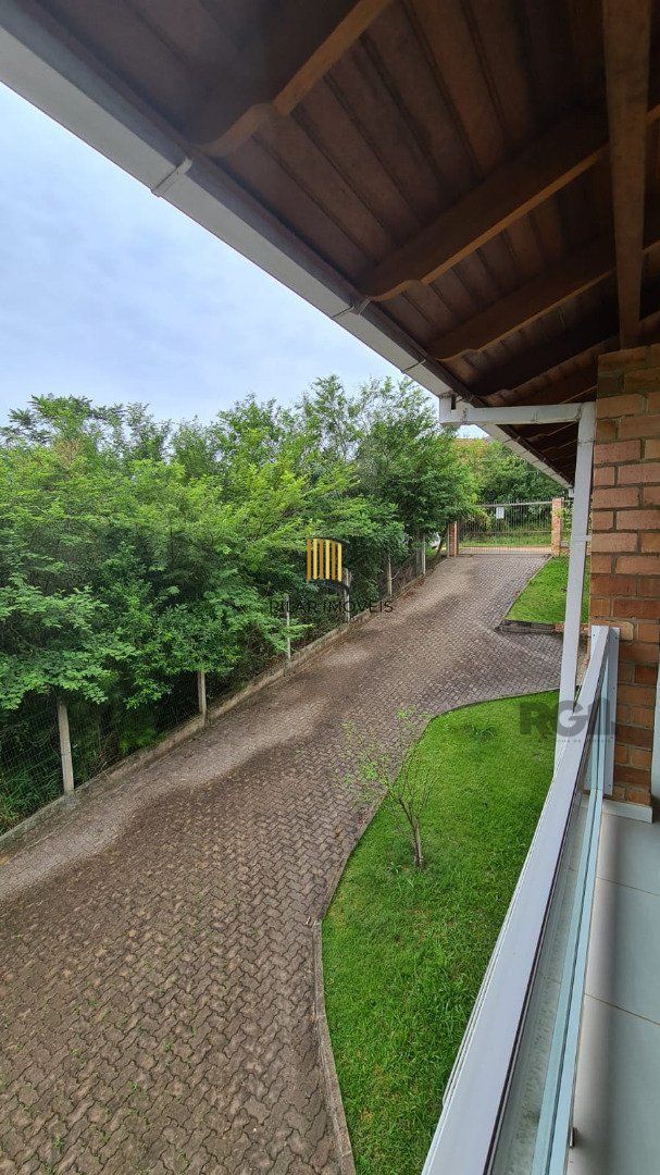 Casa de alvenaria, com 3 dormitórios, 1 suíte, living, cozinha, lavanderia, churrasqueira, banheiro social, pátio e 4 vagas de garagem.