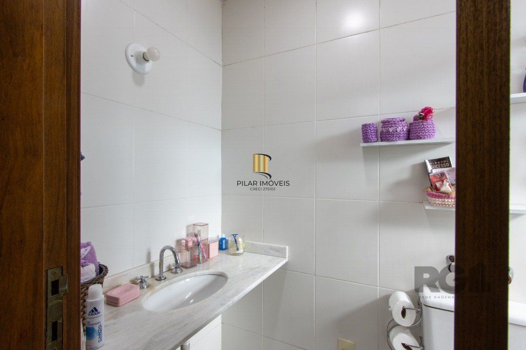 Excelente oportunidade de casa à venda em condomínio fechado no Reserva Guarujá, localizado na Avenida da Serraria em Porto Alegre.
