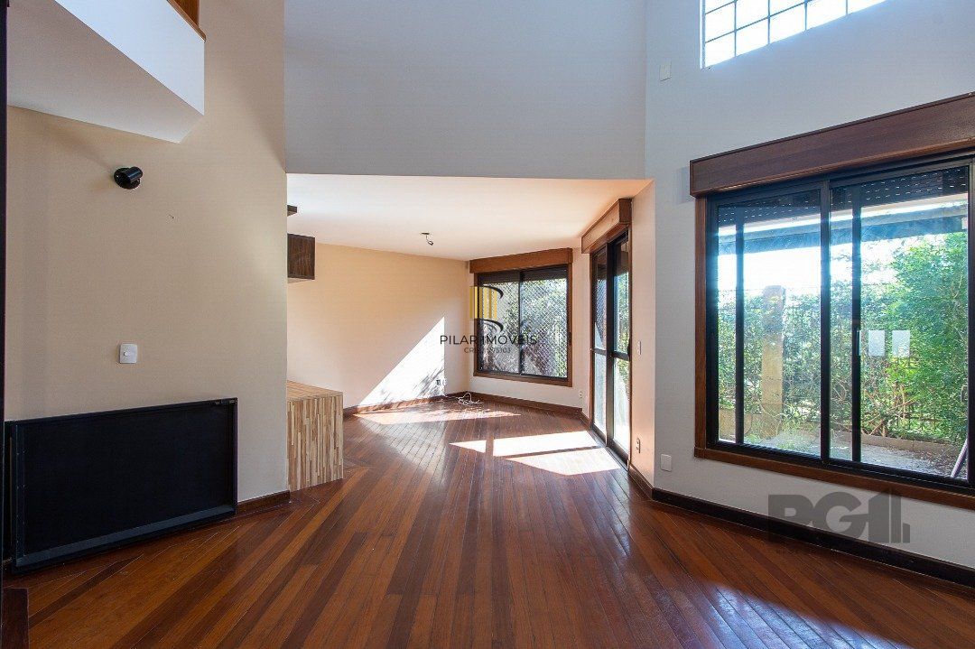 Excelente casa de 3 andares em condomínio fechado