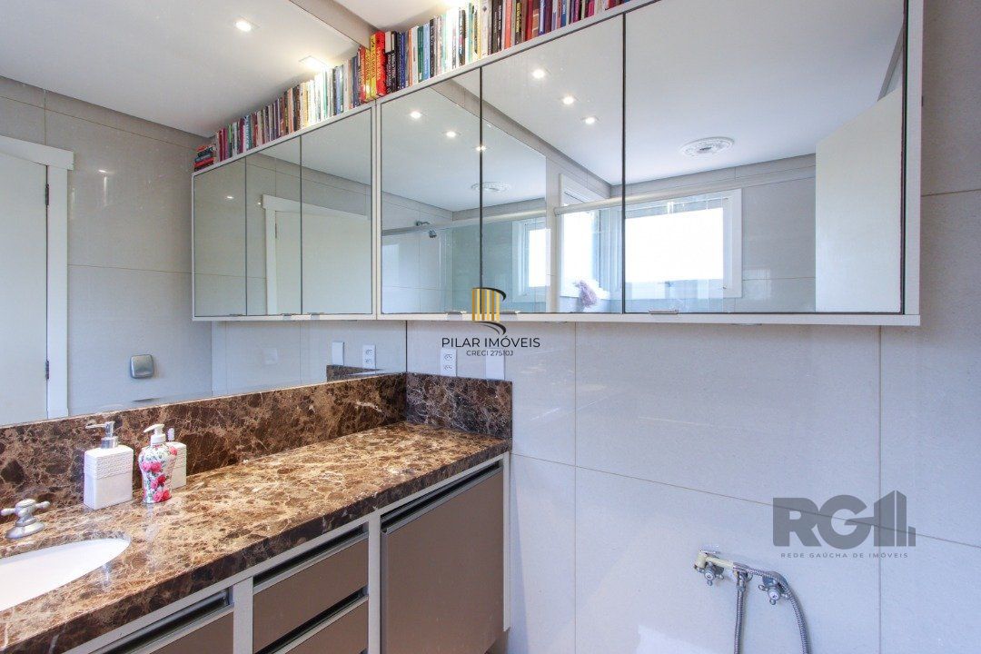 Casa com 327m² de área privativa, oferecendo 3 dormitórios, sendo 3 suítes