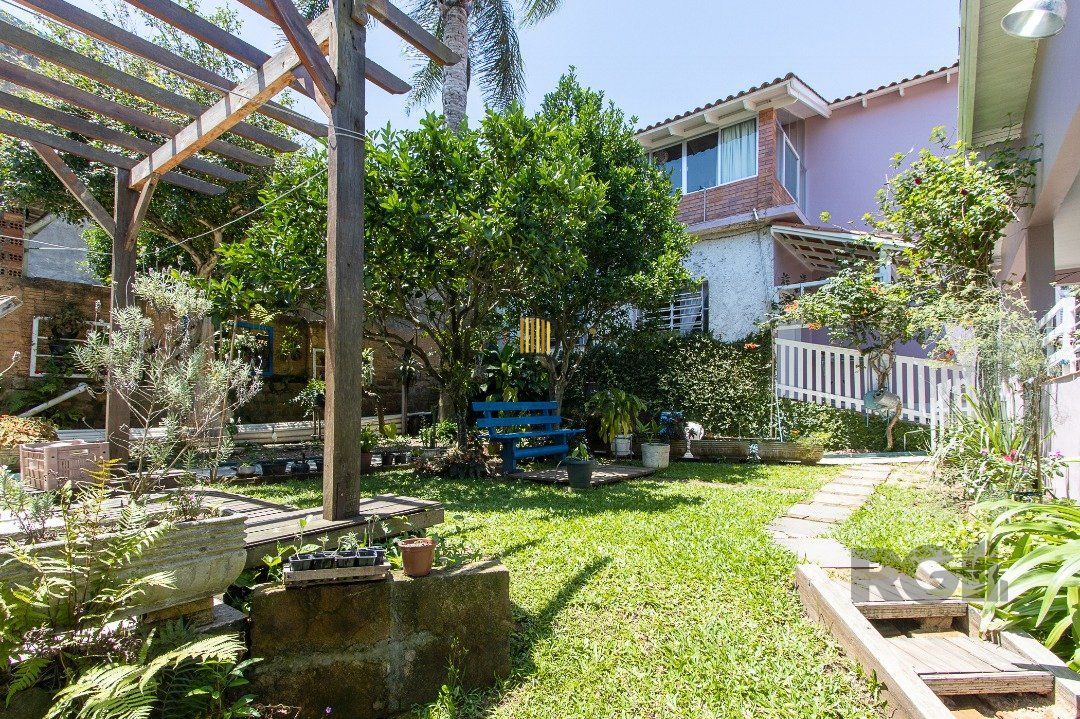 Casa com 4 quartos, suíte, churrasqueira, lareira, garagem coberta e lindo jardim.