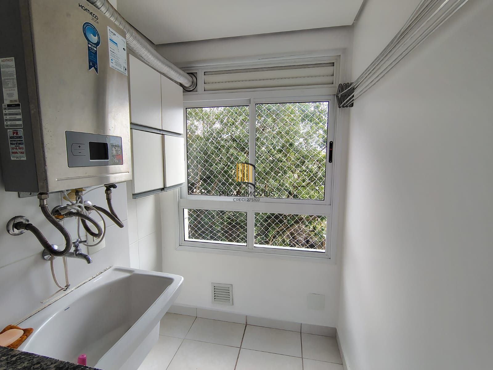 Apartamento de 2 dormitórios, living, cozinha planejada, área de serviço, banheiro social e 1 vaga de garagem escriturada.