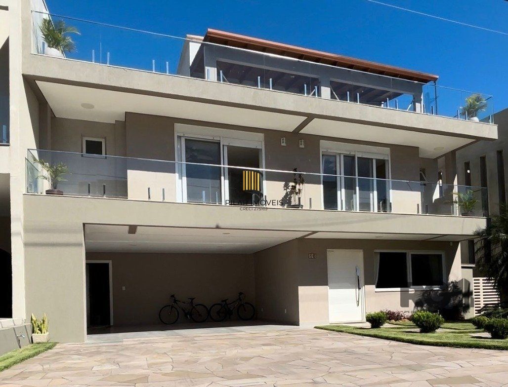 Casa em condomínio com 4 suítes, 4 vagas de garagem, pátio com piscina