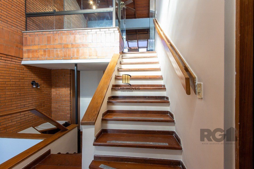 Excelente casa de 3 andares em condomínio fechado