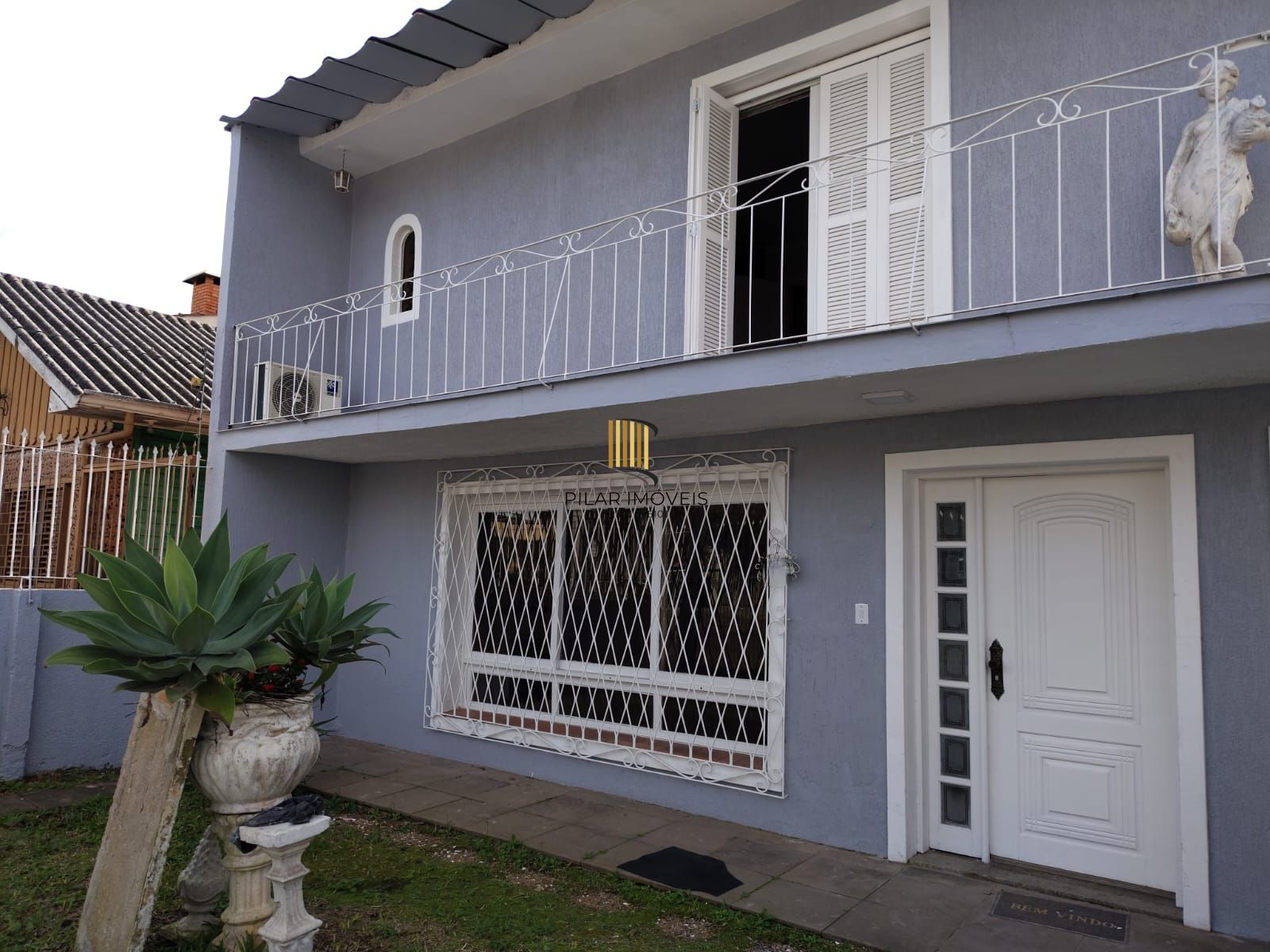 Casa de alvenaria, com 3 quartos, 1 suíte e 3 vagas de garagem. - Pilar Imóveis