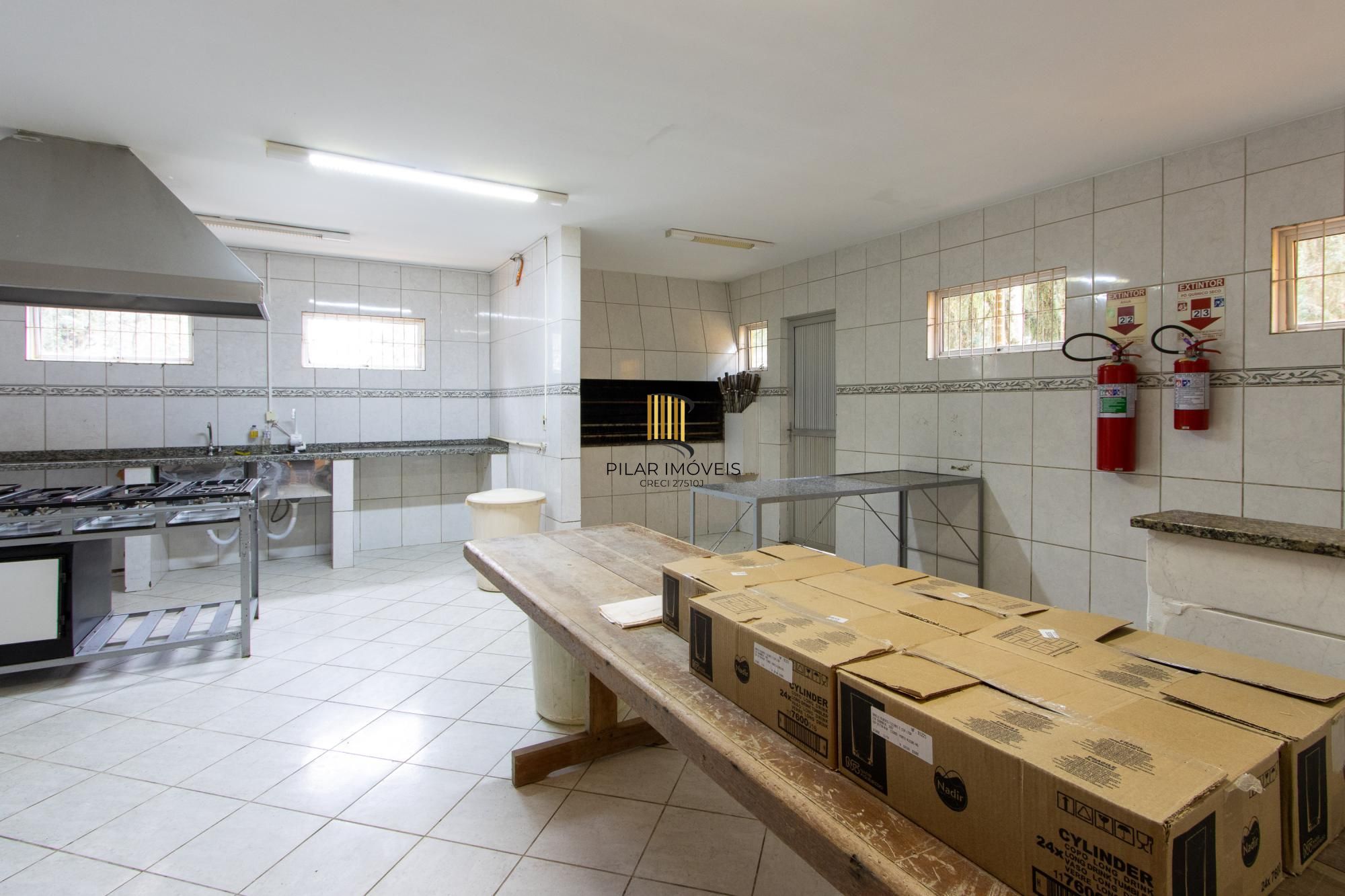 Terreno com edificações para múltiplos negócios lucrativos.