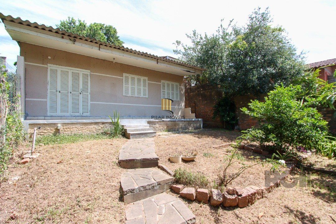 Casa com 109m² de área privativa, possui 02 dormitórios, living para 2 ambientes, cozinha, 2 banheiros - Pilar Imóveis