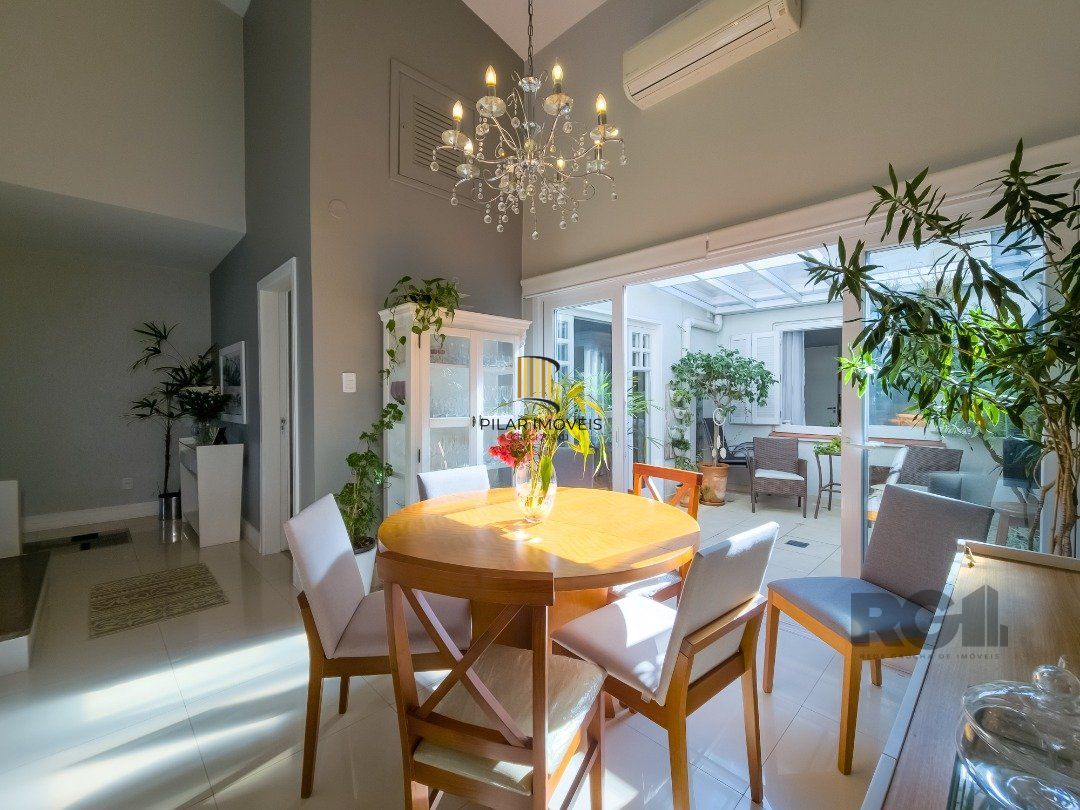 CASA TÉRREA REFORMADA, 3 QUARTOS, SUITE, PÁTIO - BAIRRO CRISTAL