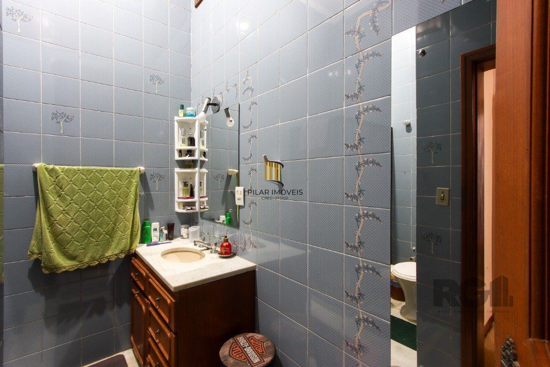 Casa a venda com 03 dormitórios, living 03 ambientes com vista para o Rio.