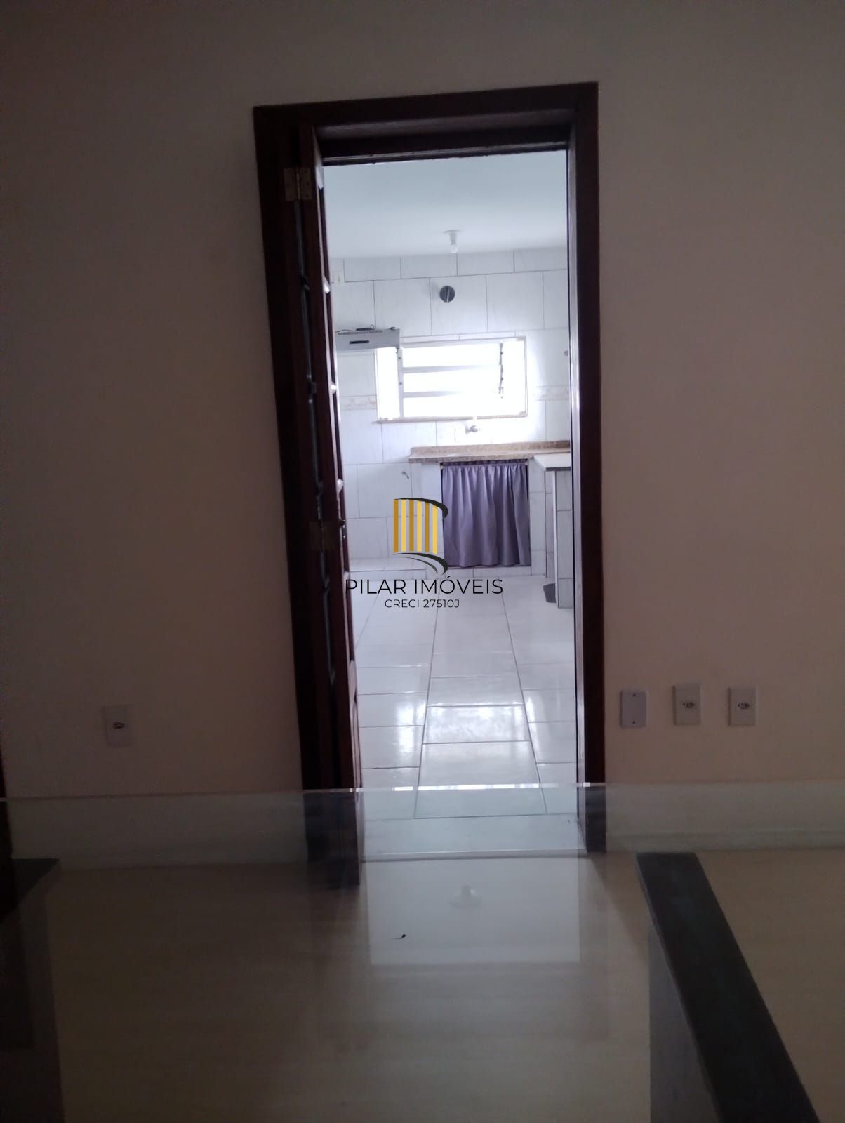 Excelente Casa com 03 suítes + Apto nos fundos com 01 Dor. Garagem 3 carros