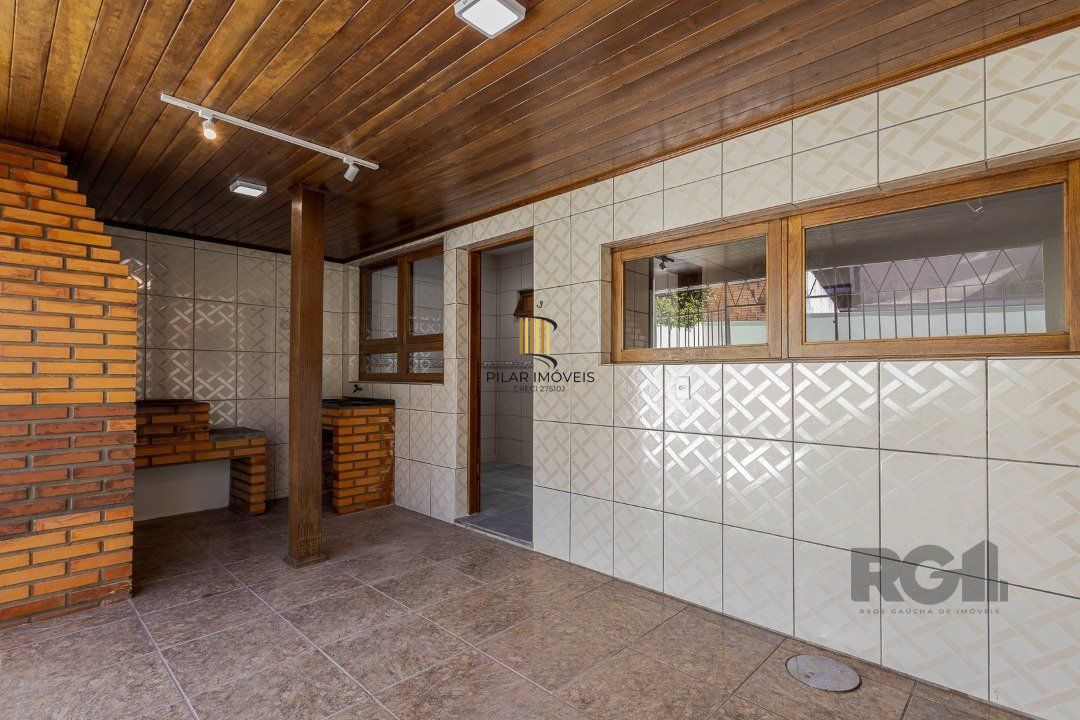 Casa 103m² - 3 dormitórios, 1 suíte, piscina, 2 vagas no bairro Hípica