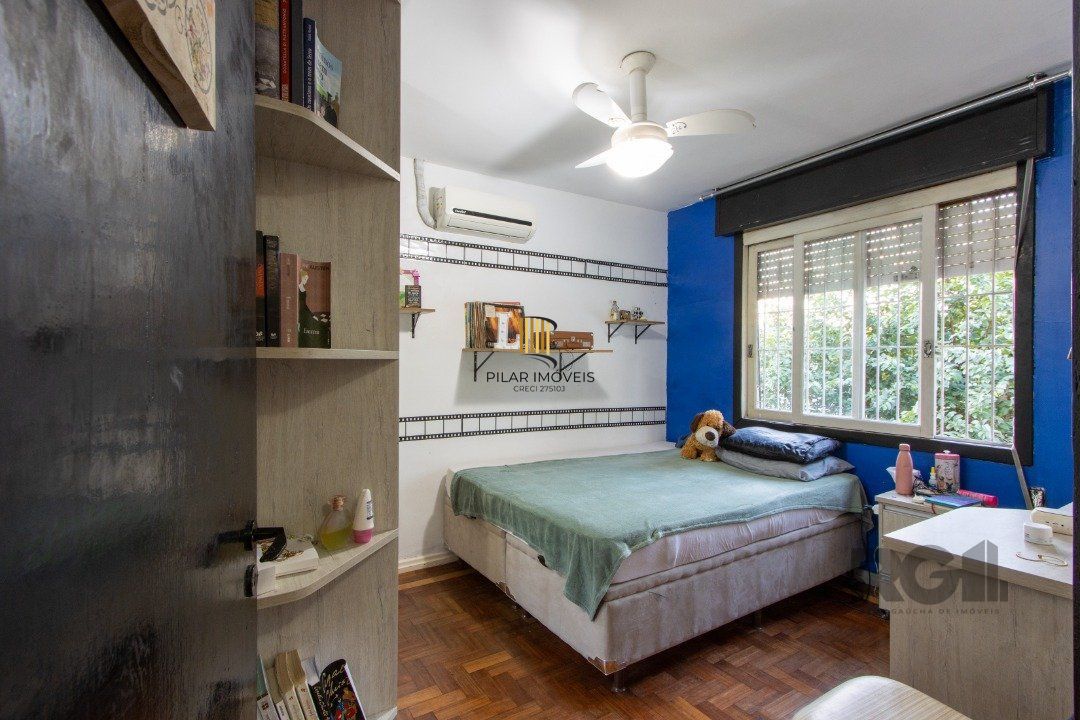 Casa no bairro Cristal, Possui 4 dormitórios, sendo 1suíte, closet e banheira de hidromassagem, com possibilidade de um podendo 1 dormitórios extra.