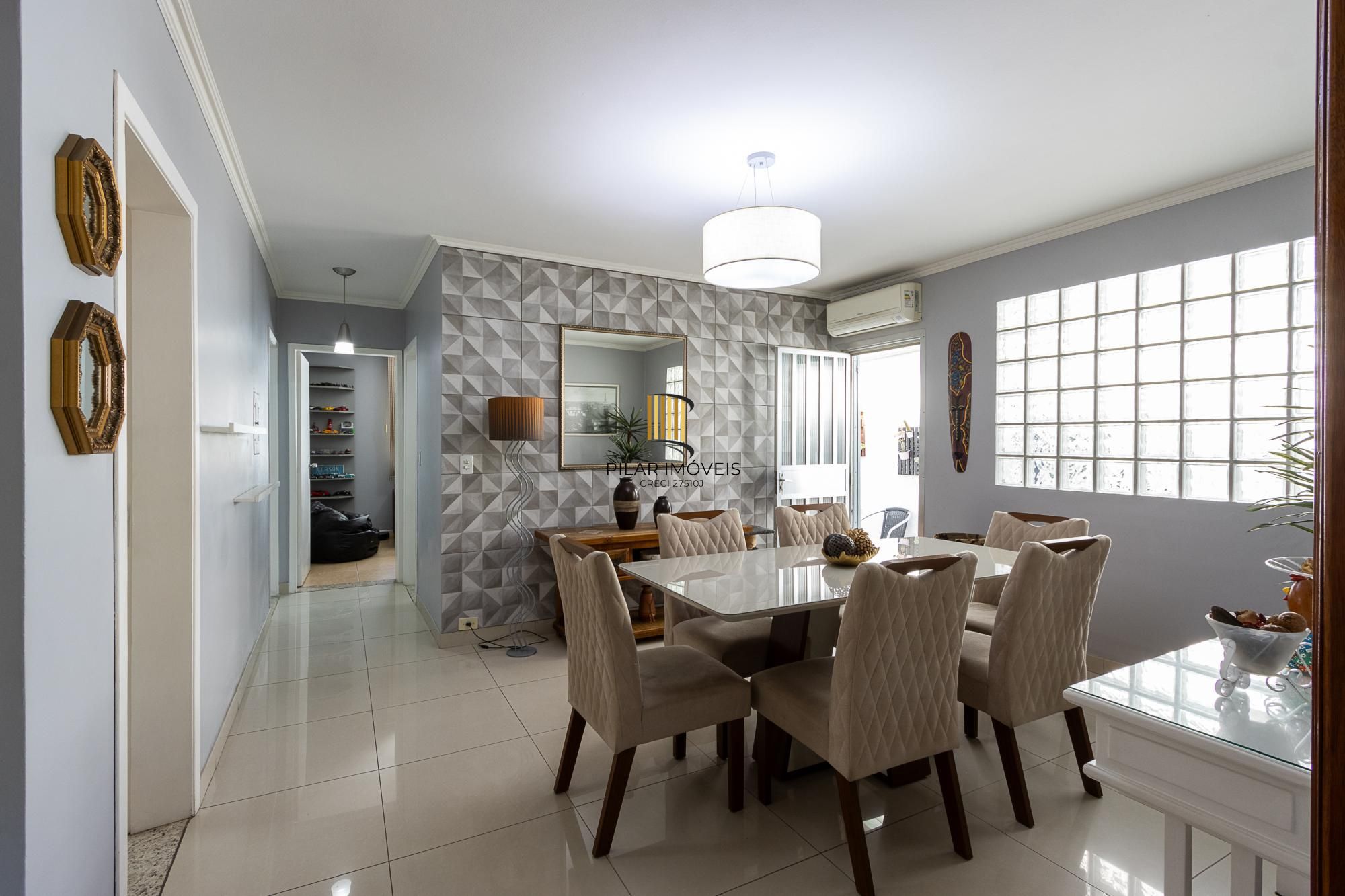 Casa de alvenaria, 4 dormitórios, 2 suítes, bairro Cristal.