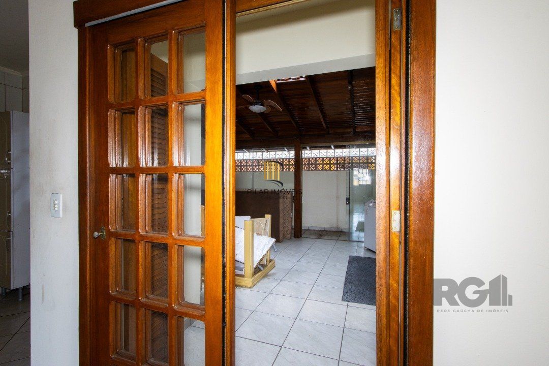 Casa em Condomínio na Zona Sul, no bairro Hípica, com 2 dormitórios, living para dois ambientes, cozinha mobiliada, lavabo