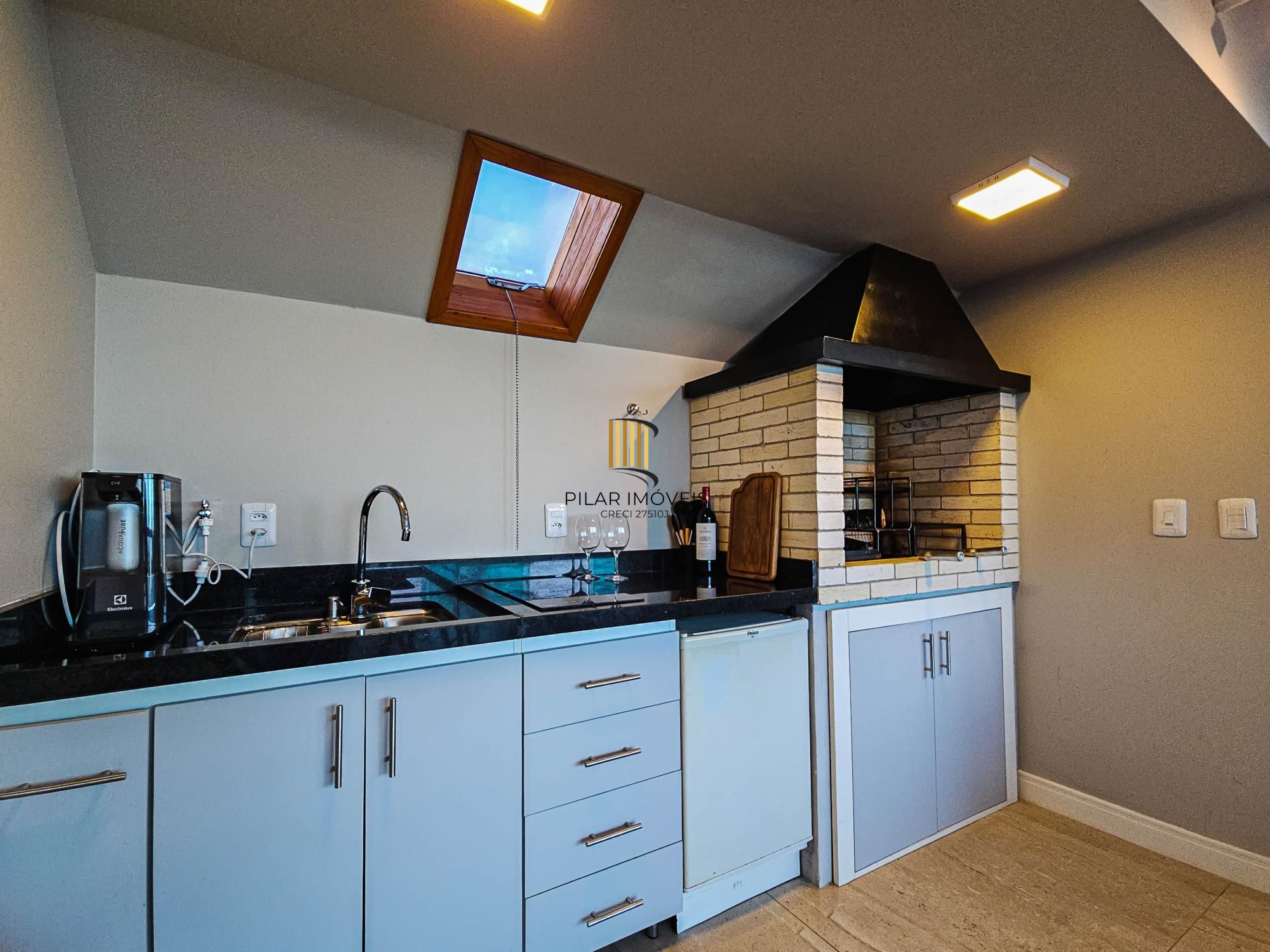 Casa na Vila Conceição, 3 dormitórios, 1 suíte, churrasqueira, lareira, 4 vagas, piscina aquecida e vista perene para o Rio.