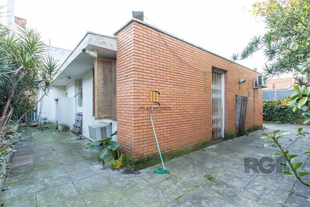 Casa em condomínio que possui  3 dormitórios, sendo 1suíte, lavabo, escritório, possibilidade de um 4 dormitório,