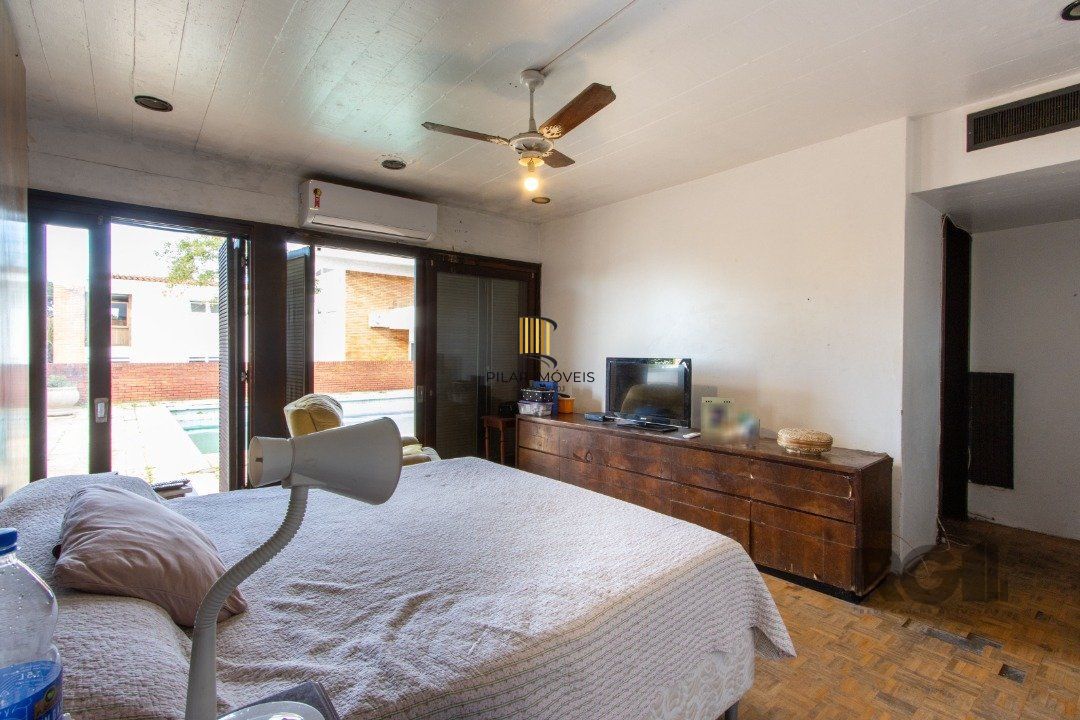 Casa com 724 m² privativos, 4 dormitórios sendo 4 suítes, 6 vagas sendo 3 cobertas