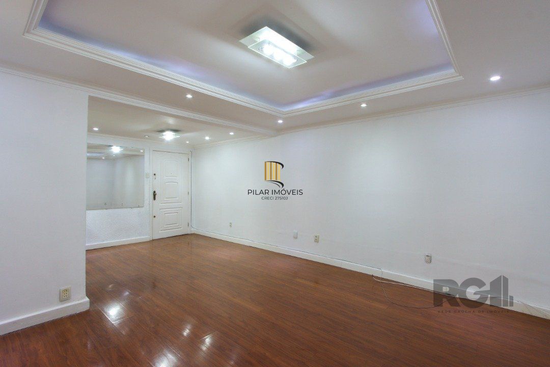 Apartamento semi-mobiliado, possui 3 dormitórios, sendo 1 suíte
