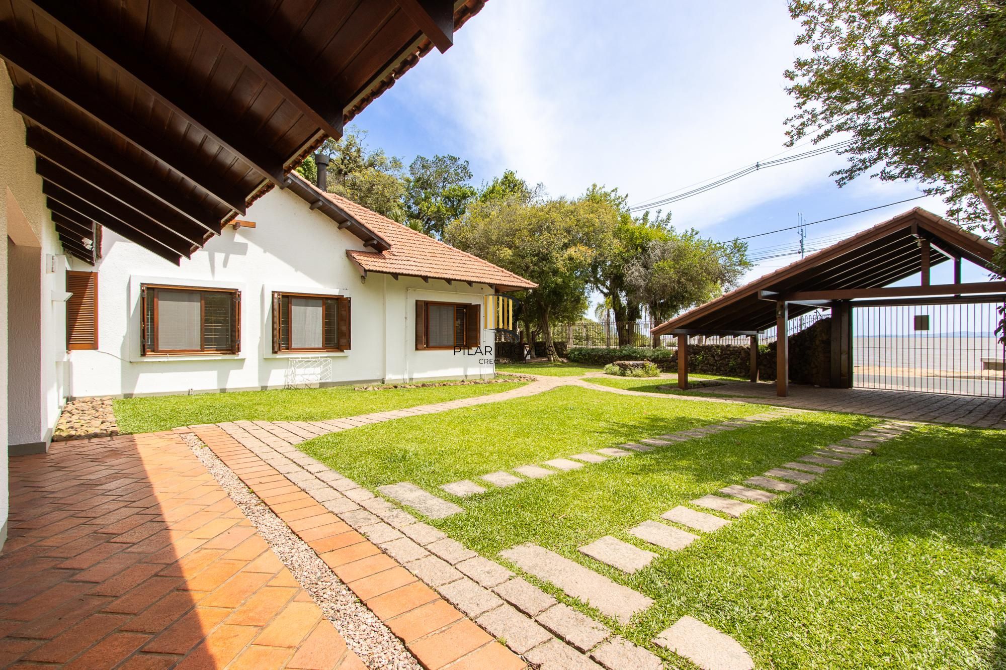 Casa com 2 dormitórios 3 banheiros. lareira e churrasqueira, e com arquitetura moderna.
