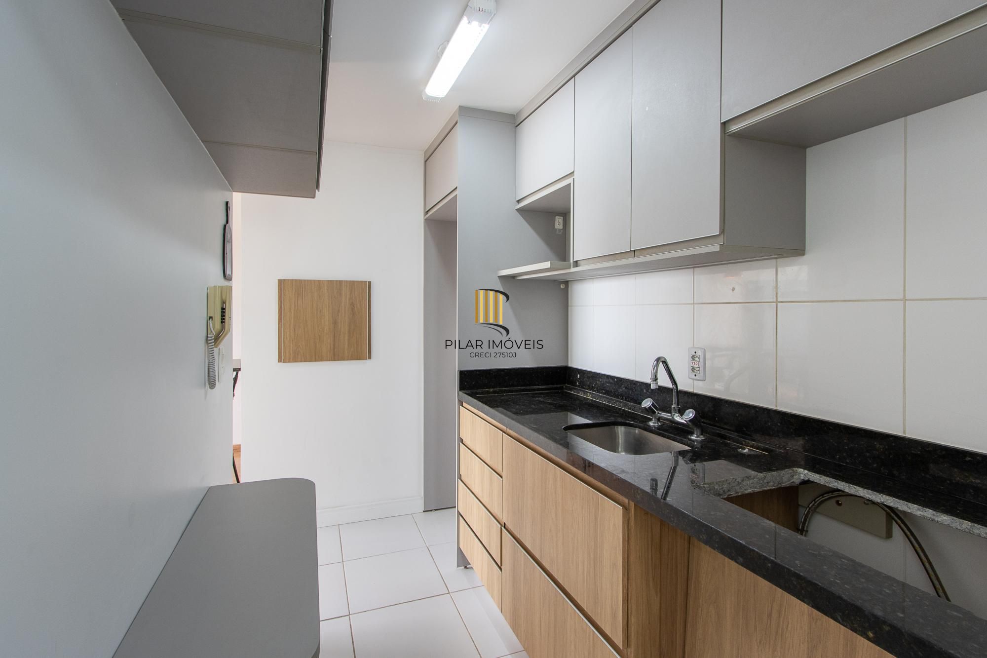 Apartamento de 2 dormitórios com suíte, churrasqueira e infraestrutura completa na Zona Sul de Porto Alegre.
