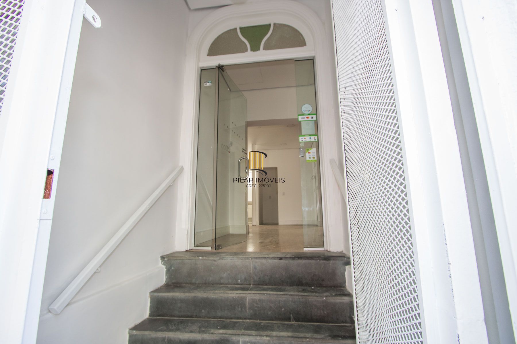 Casa comercial com aproximadamente 157m² privativos