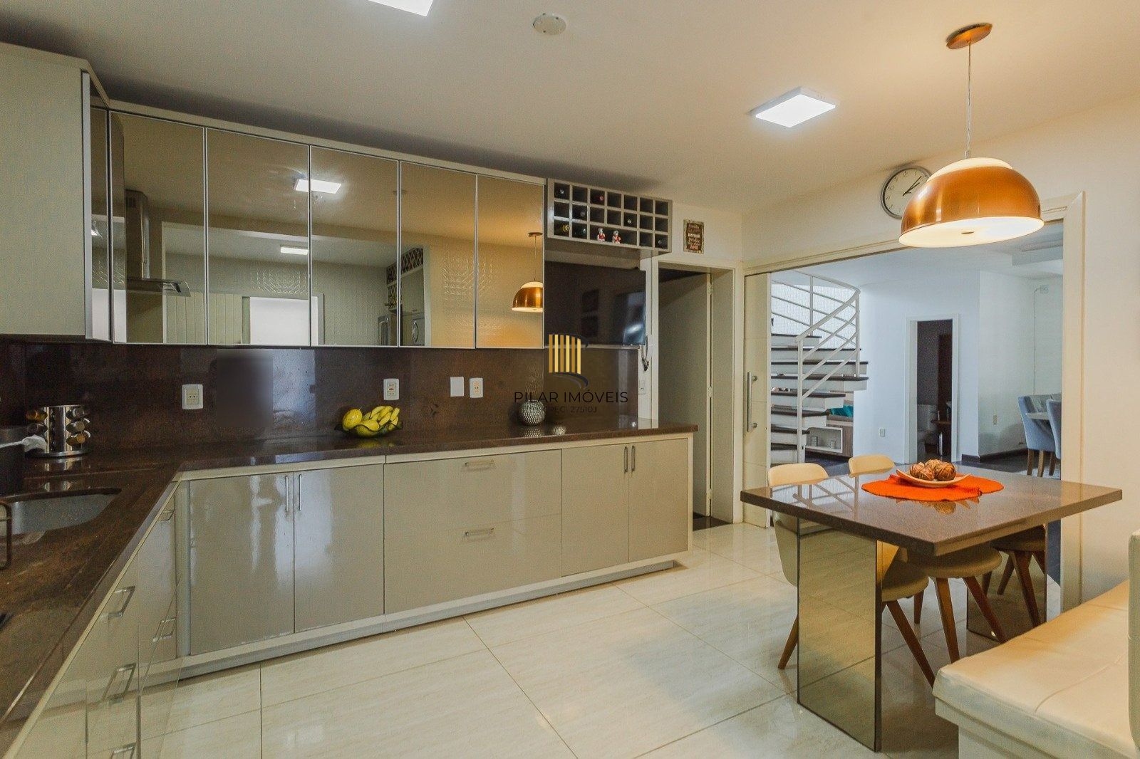 Casa Imponente com 5 Dormitórios (3 Suítes) no Bairro Chácara das Pedras