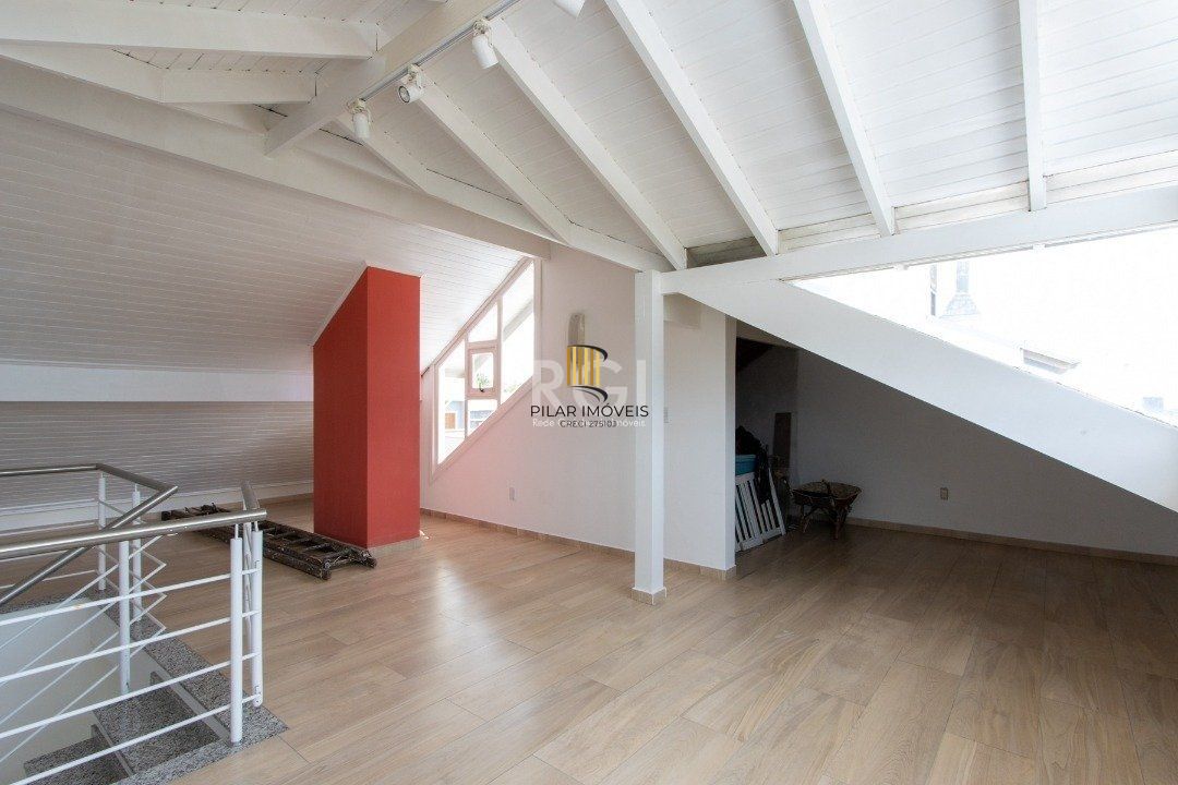 Uma suíte, estar íntimo, living 2 ambientes, lareira, lavabo, cozinha mobiliada,