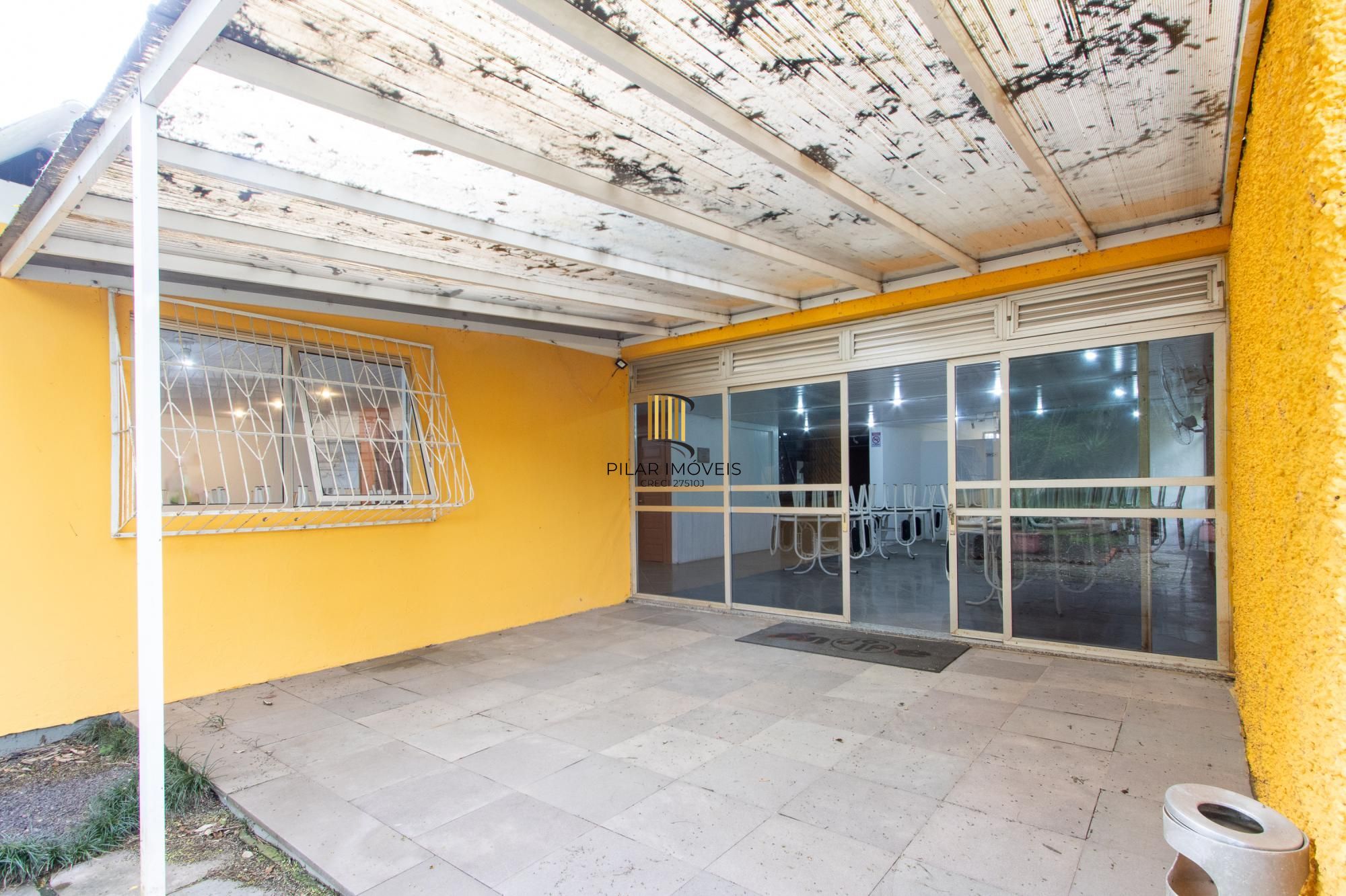 Terreno com edificações para múltiplos negócios lucrativos.