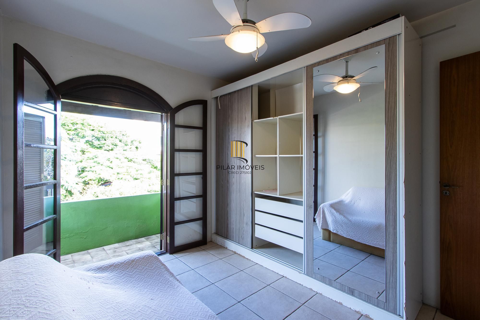 Casa de condomínio, 3 dormitórios, 1 suíte, 1 vaga coberta, no bairro Cristal.