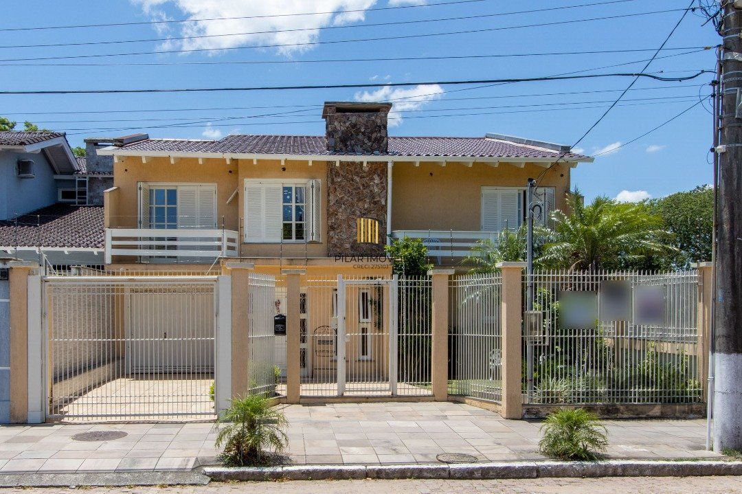 Casa com 452m² de área construída, 02 suítes, banheira de hidro, closet, 02 banheiros sociais, 03 living com 02 ambientes, 02 lareiras