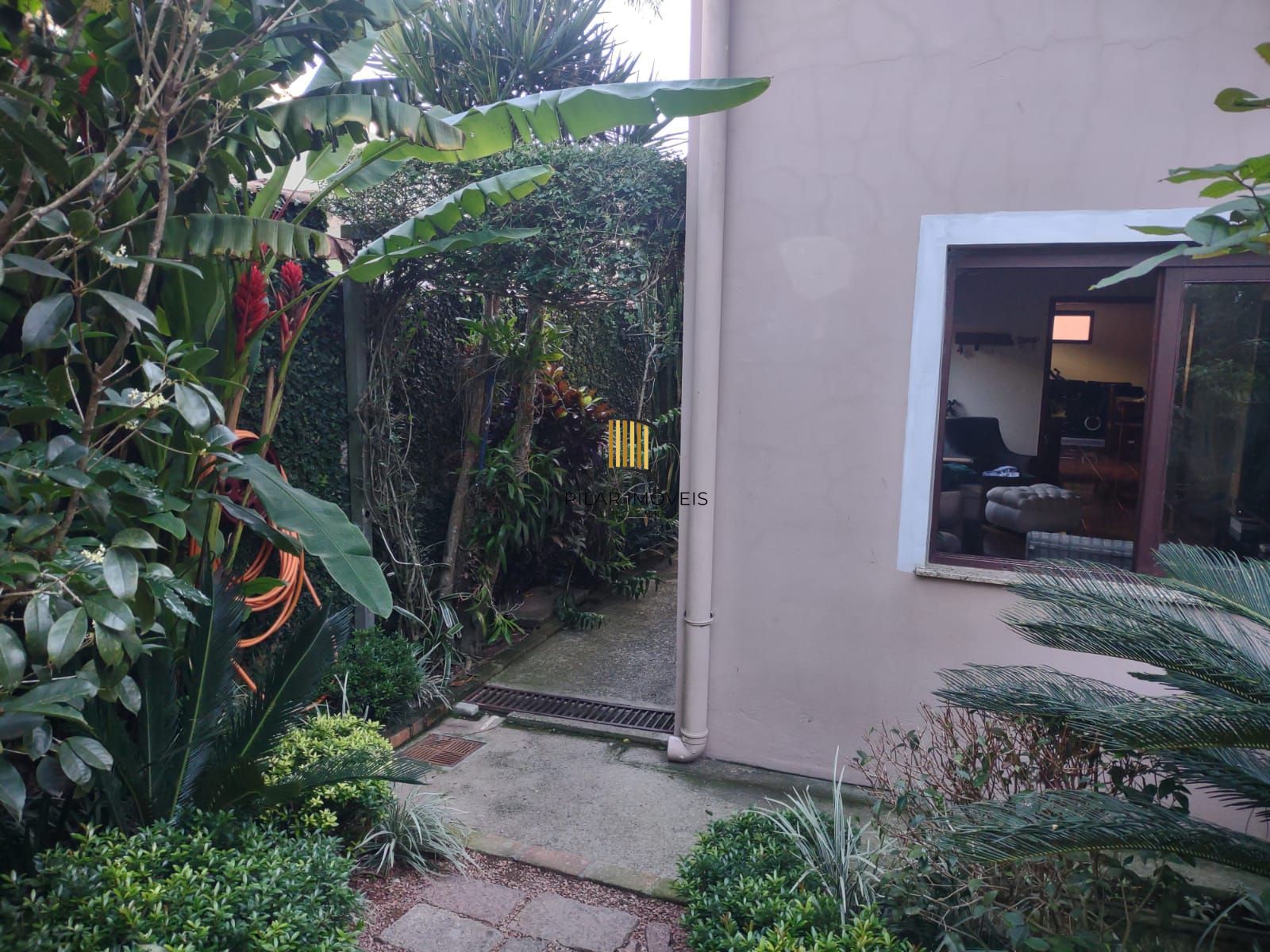 Casa com 4 quartos, suíte, piscina, lareira, churrasqueira em um terreno de 616m².