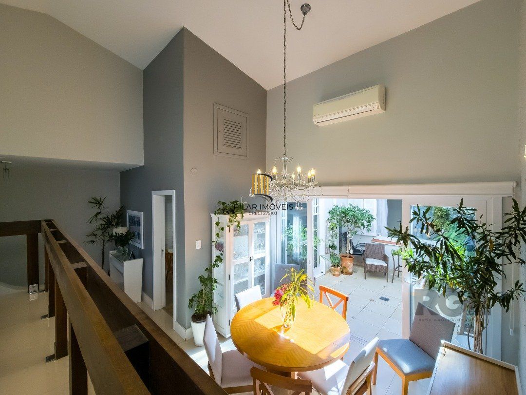 CASA TÉRREA REFORMADA, 3 QUARTOS, SUITE, PÁTIO - BAIRRO CRISTAL