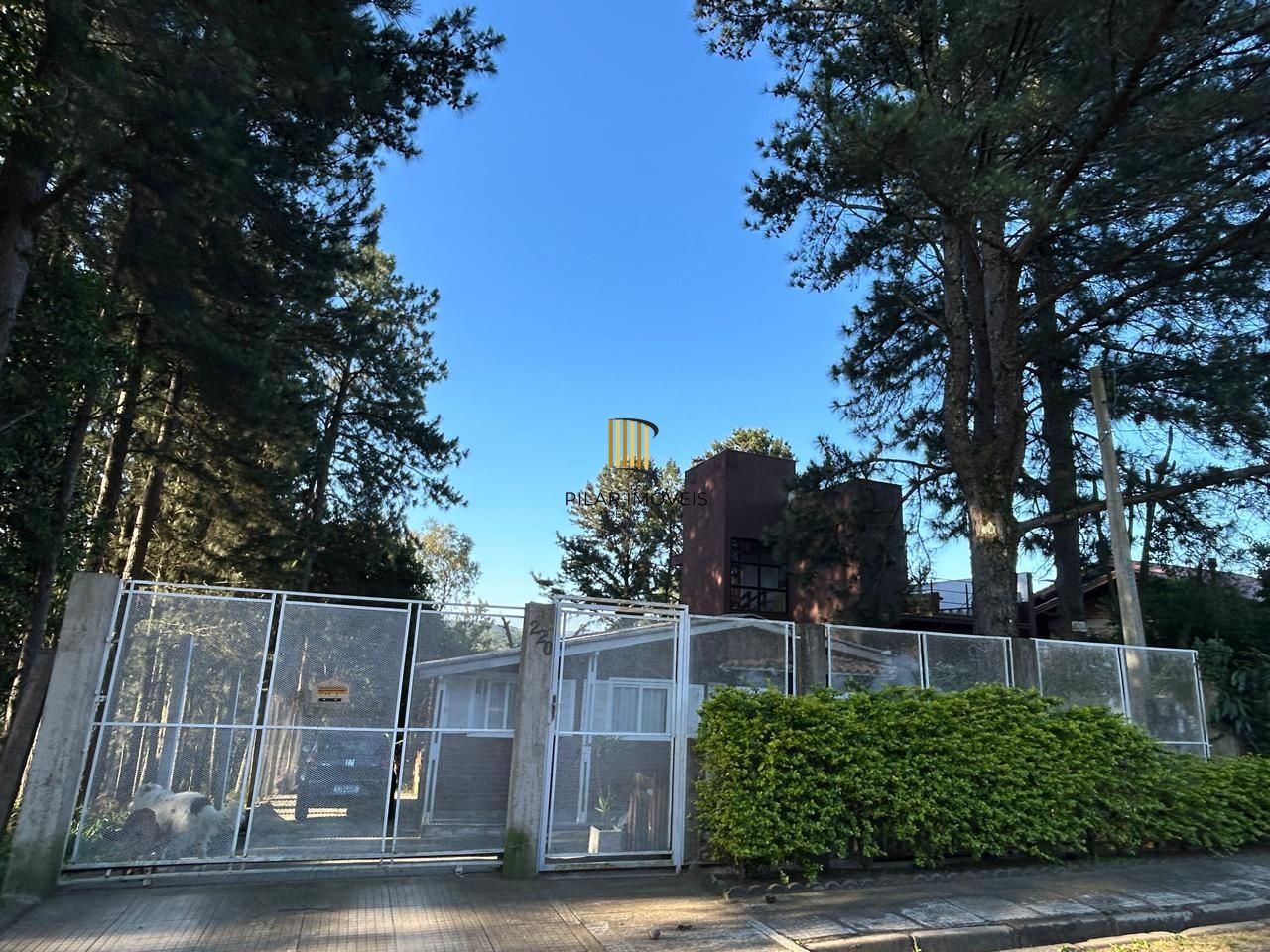 Casa 2 dormitórios no bairro Hípica