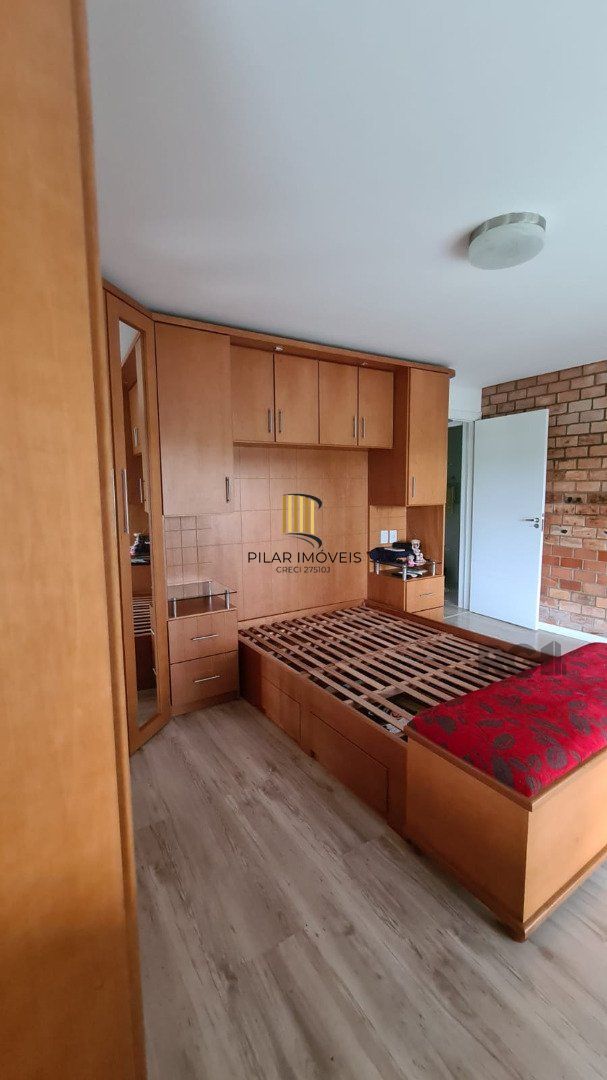 Casa de alvenaria, com 3 dormitórios, 1 suíte, living, cozinha, lavanderia, churrasqueira, banheiro social, pátio e 4 vagas de garagem.