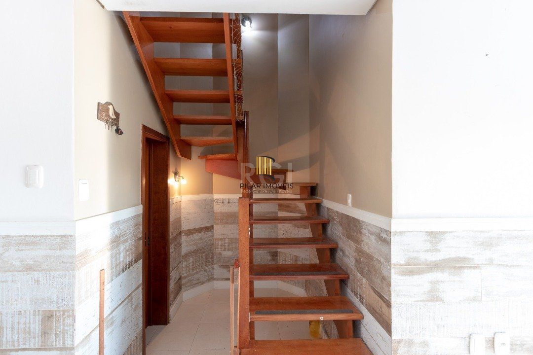 Casa para Venda - 233.34m², 3 dormitórios, sendo 1 suites, 4 vagas - Tristeza